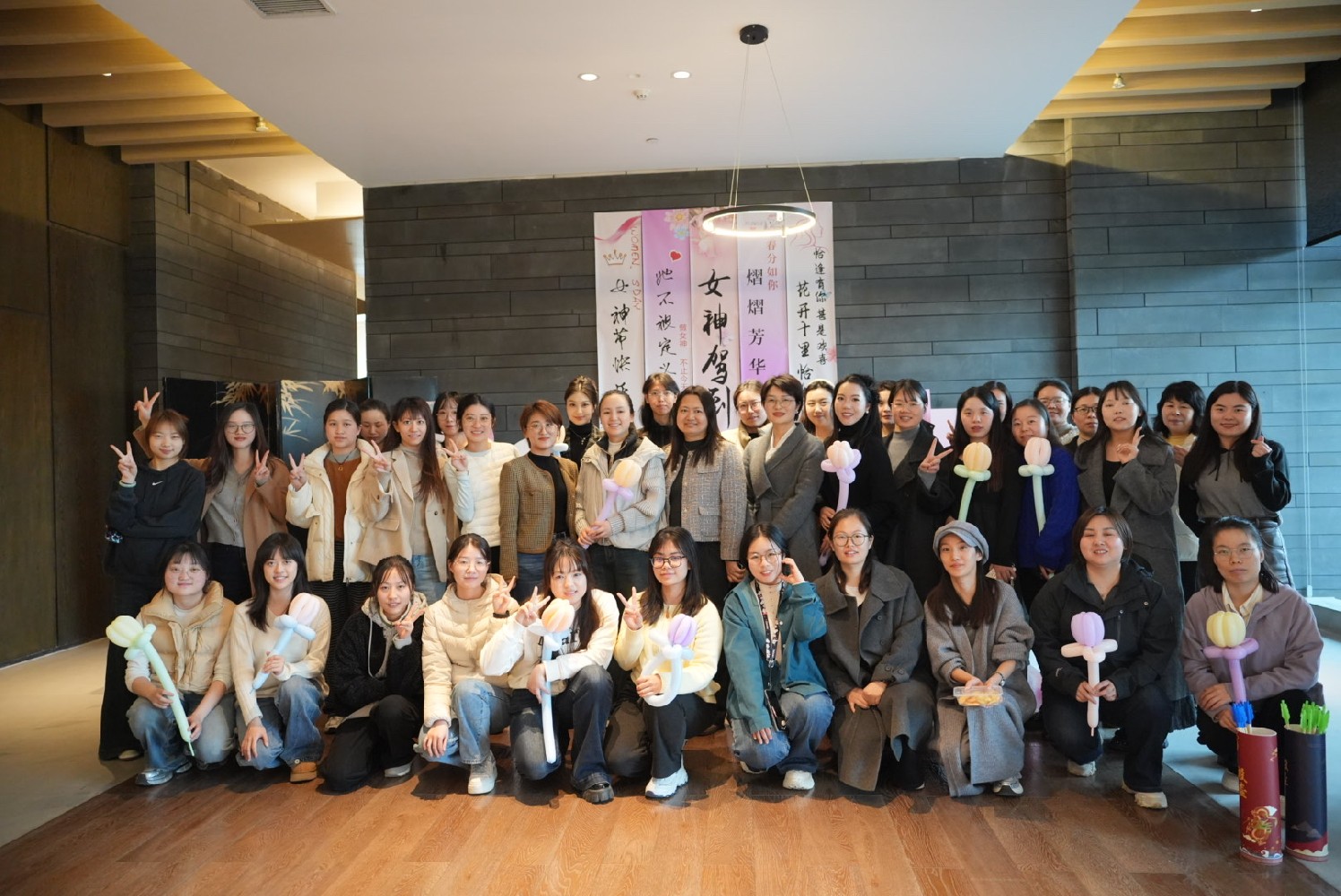 绽放芳华 幸福加“焙”——休闲小栈
工会组织开展三八“女神节”DIY烘焙活动