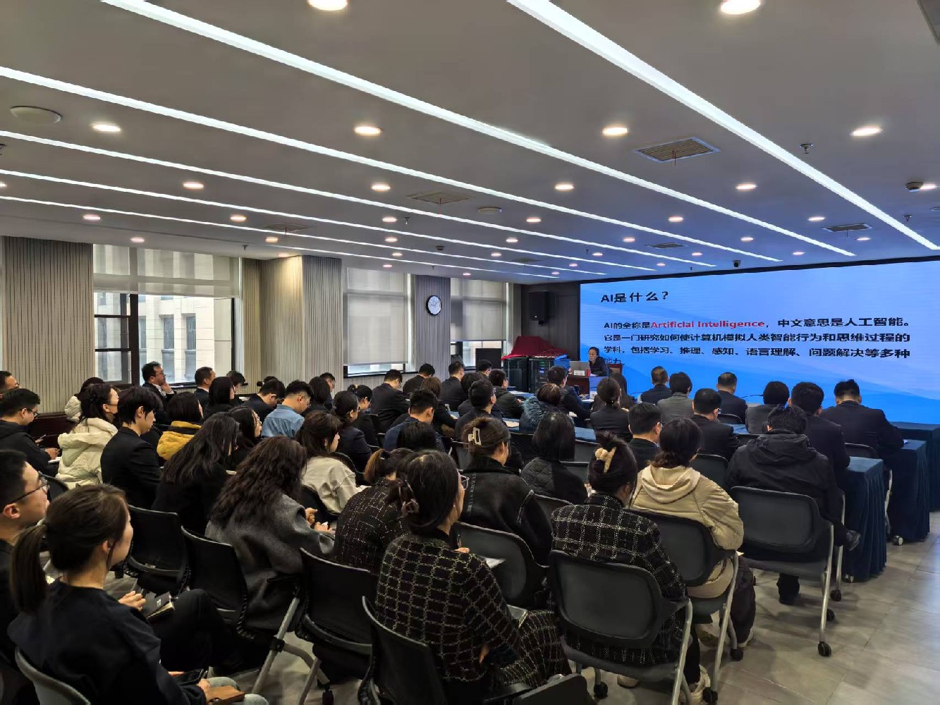 数智赋能 向新而行 ——休闲小栈
召开人工智能场景应用专题培训会