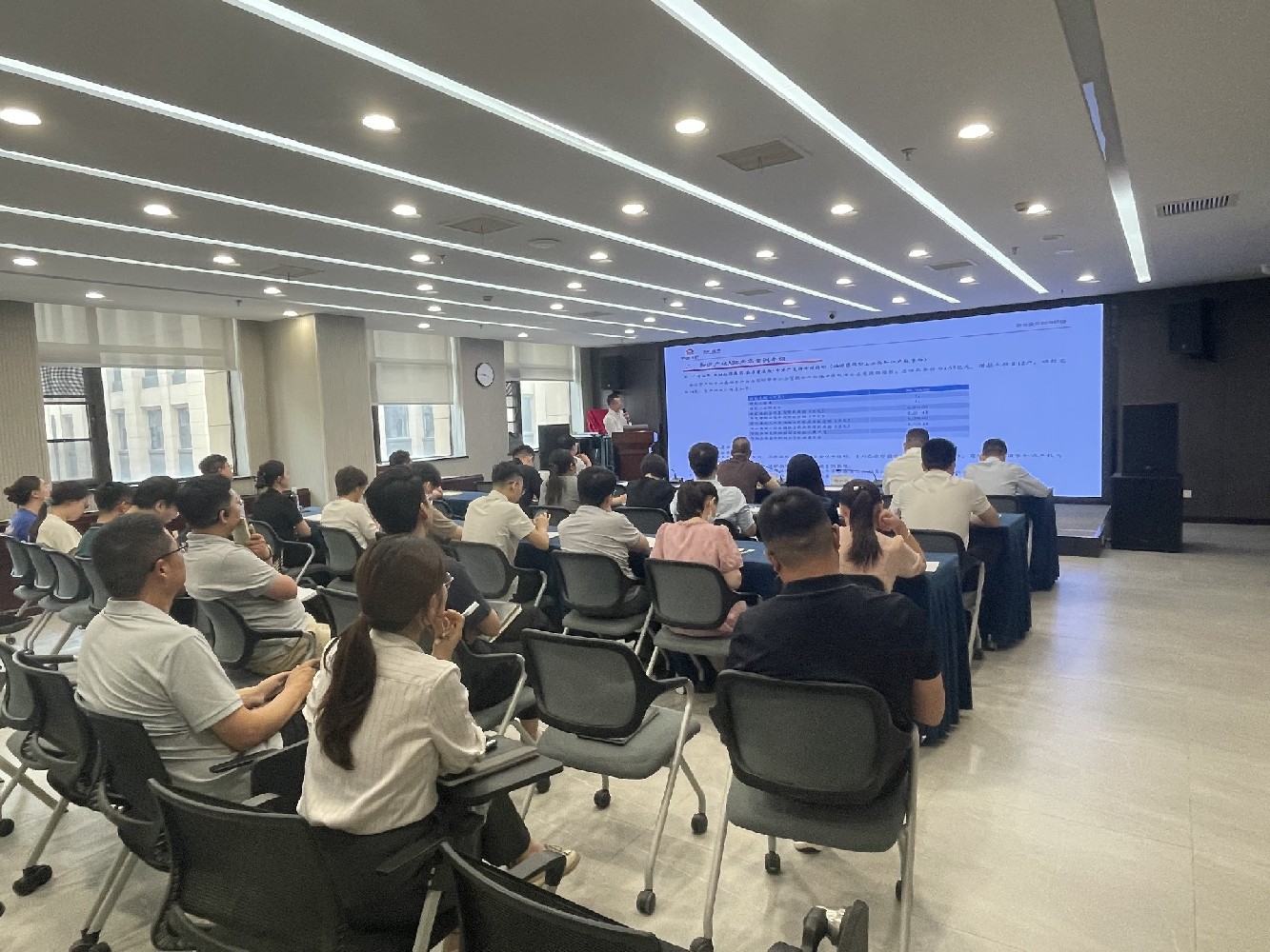 创新驱动  资本赋能——休闲小栈
举办特色公司债券、资产证券化及商业保理业务专题培训会