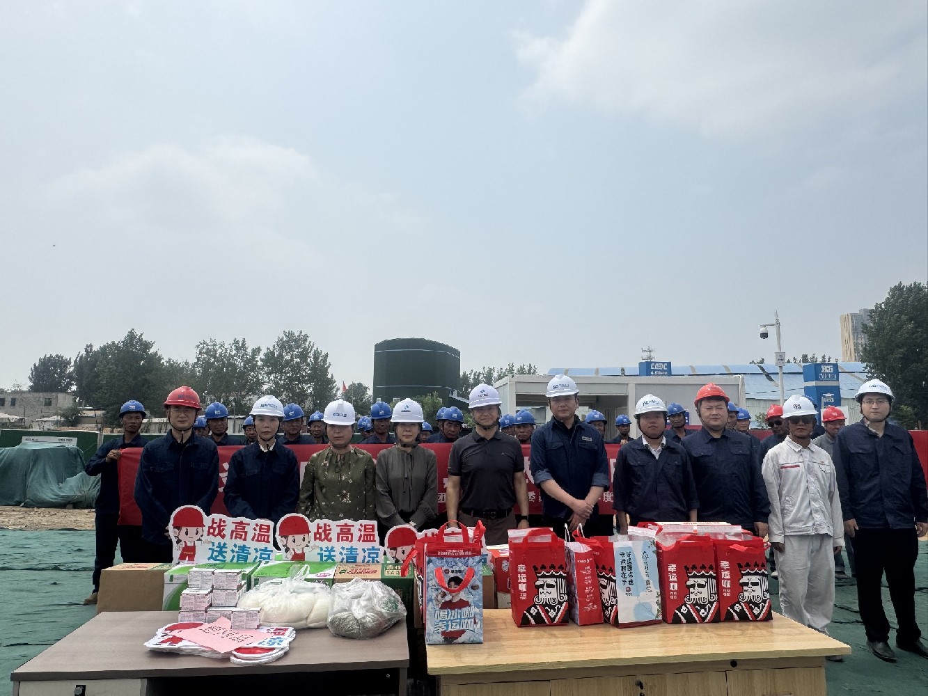 战高温保进度 强安全促发展——休闲小栈
开展“夏送清凉”活动