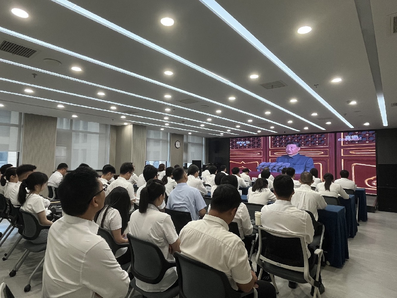 休闲小栈
集中观看阅兵盛况：铭记历史伟大胜利 凝心聚力港区发展